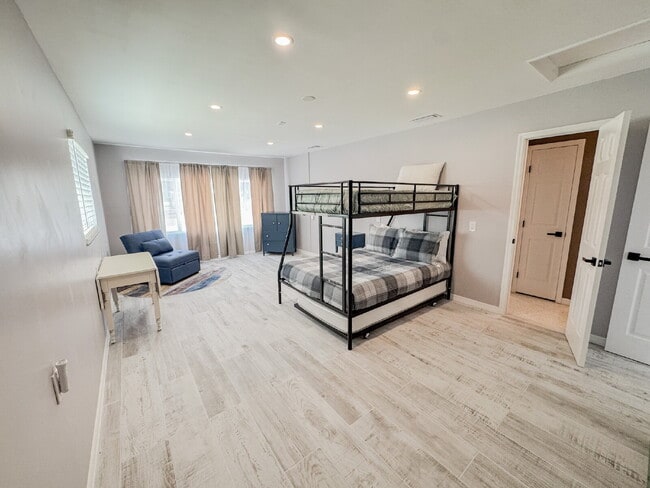 Building Photo - Beach Island Home! Manasota Key! Beach access across the street.