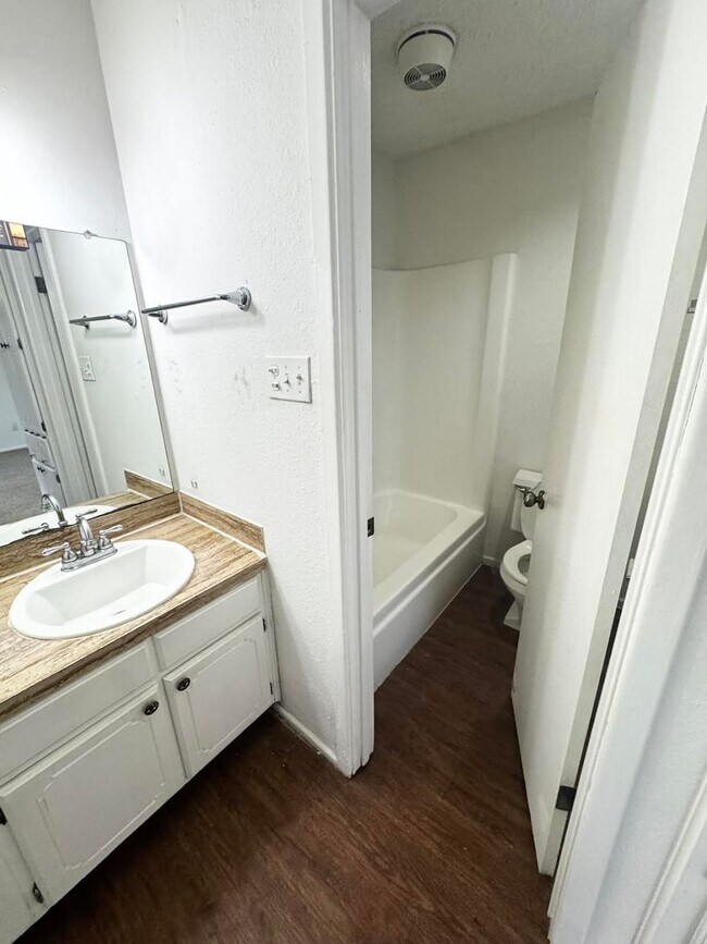 Building Photo - 3 Bedroom 2 Bathroom For Rent