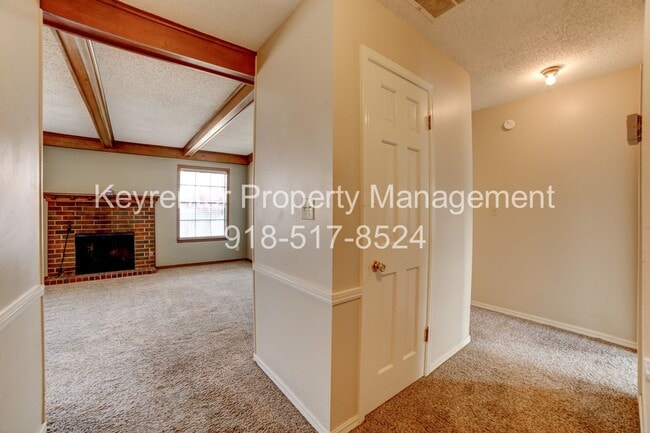 Building Photo - Beautiful 2bed/2bath Duplex!!