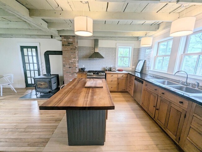 Building Photo - 33 Old Cemetery Rd