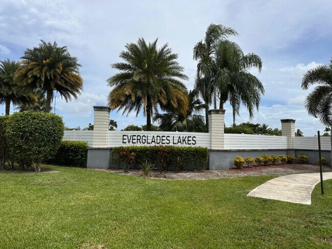 Building Photo - 5391 SW 35th Ct