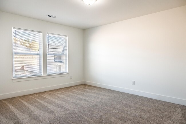 Building Photo - 528 Nova Ln