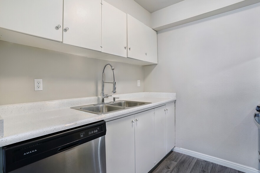 Kitchen - Aspen Village Apartment Homes