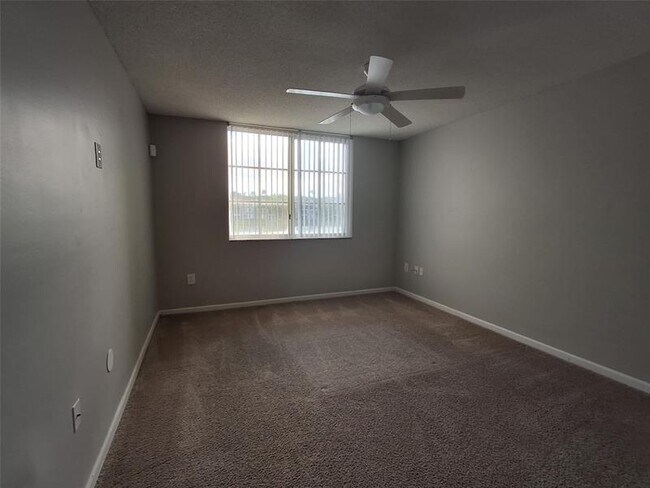 Building Photo - 4836 N State Rd 7