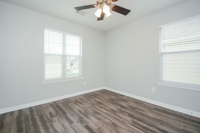 Building Photo - 16102 Limestone Lake Dr