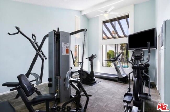 Building Photo - 1561 Palisades Dr