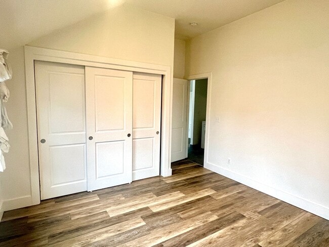 Building Photo - Sellwood Single Unit Building, 2nd Story A...