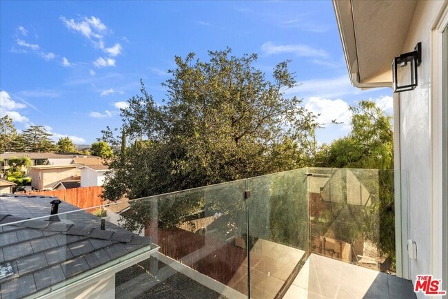 Building Photo - 10347 Hillhaven Ave