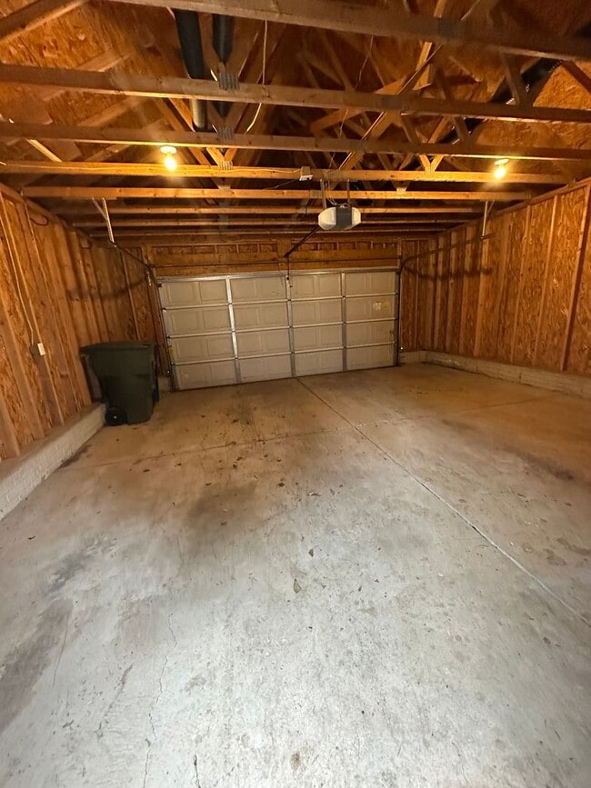 Building Photo - Introducing a stunning three-bedroom, two and a half bathroom home for rent in Columbus, OH!