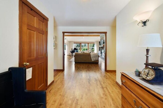 Building Photo - 4 bedroom in Tukwilla WA 98188