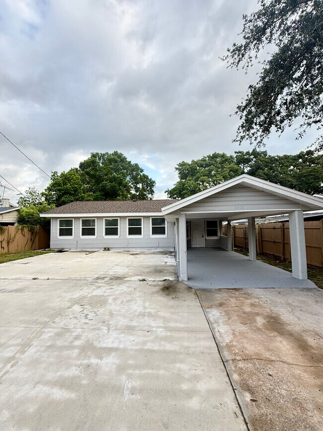 Building Photo - 2416 Golfview St