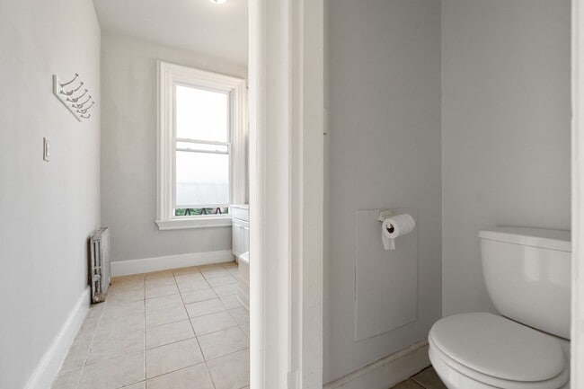 Building Photo - 277 Crown St