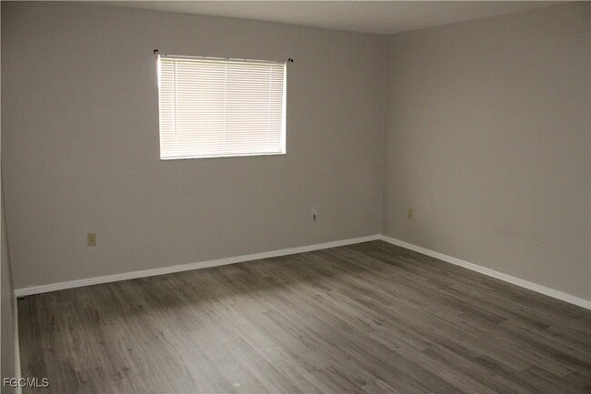 Building Photo - 511 SE 5th Pl