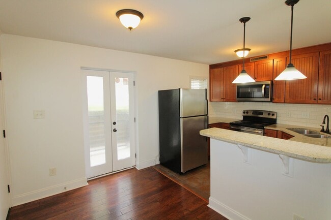 Building Photo - 2 Bedroom Condo on Park Road!