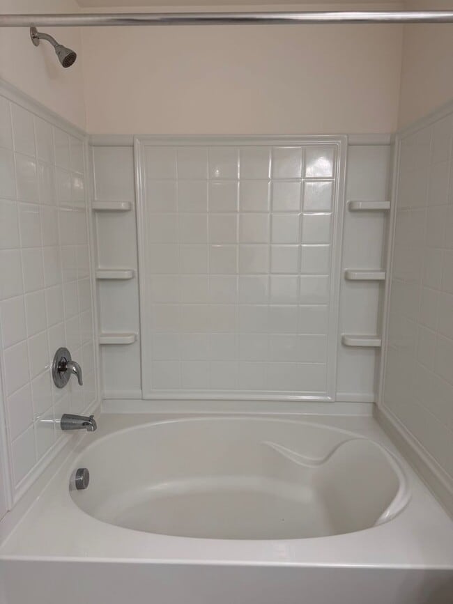 Building Photo - 4BR 2.5Bath Beauty in High Point