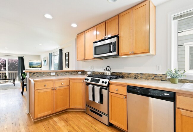 Building Photo - Wonderful 3 bed Townhome w/garage in Northgate! AVAILABLE 10/7/2026!