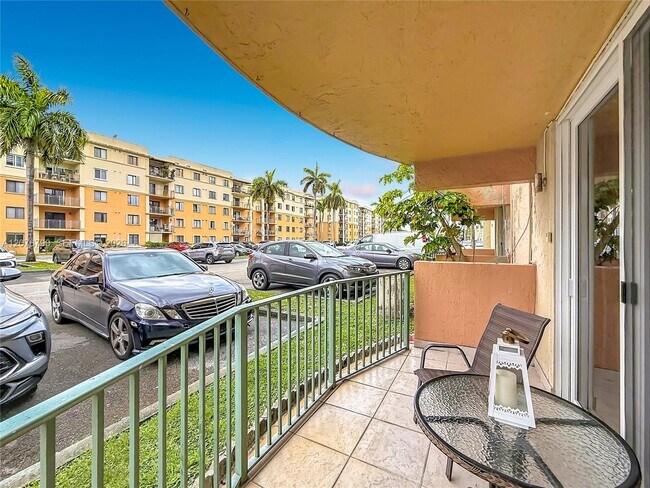 Building Photo - 9350 Fontainebleau Blvd