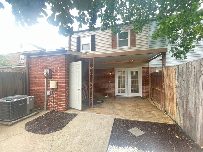Building Photo - The Perfect 3 Bed, 1.5 Bath Cozy Townhouse