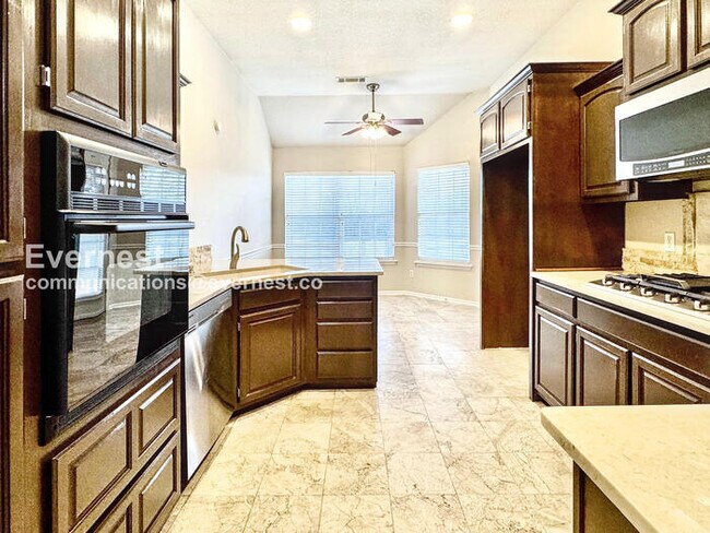 Building Photo - Charming 3-Bed, 2-Bath Home with Fenced Backyard & 2-Car Garage