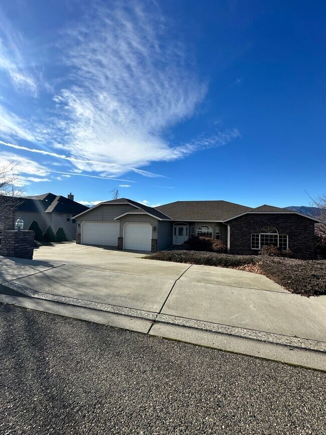 Building Photo - Stunning 4 Bedroom Briarwood Home with City View - MOVE IN SPECIAL $200 OFF