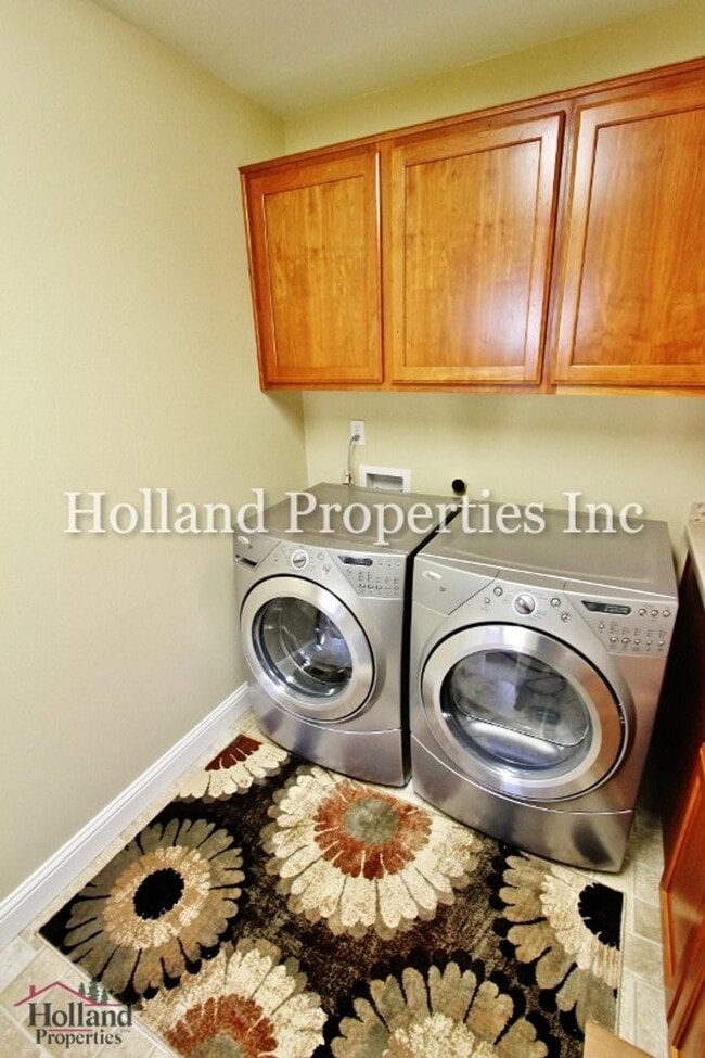 Building Photo - 5502 NE Lagos Ct
