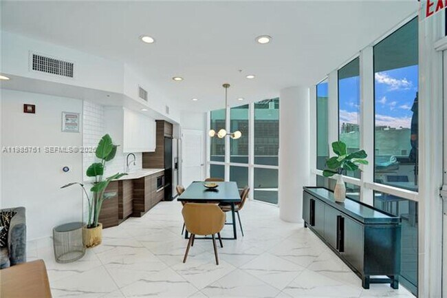 Building Photo - 480 NE 30th St