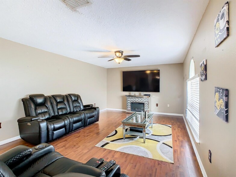 Building Photo - 301 Erie Ct