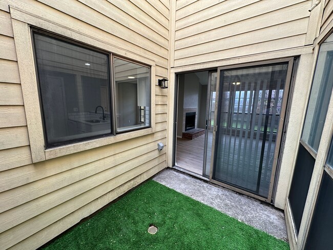 Building Photo - 4738-4740 Berridge Lane