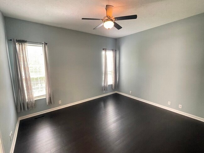 Building Photo - Harbortowne corner lot home with fenced yard and deck!