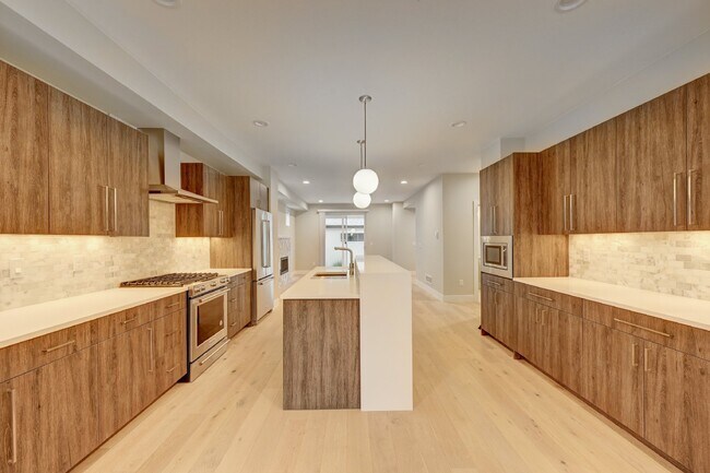 Building Photo - $3,750 - 4 Bed, 3.5 Bath Updated Townhome ...