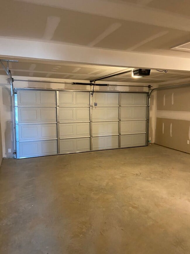 Building Photo - Pre-Leasing Now! Spacious Four Bedroom | Two Bathroom Home in Jonesboro