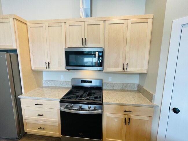 Building Photo - 3 bed 2 bath 1 car garage townhouse in Sou...