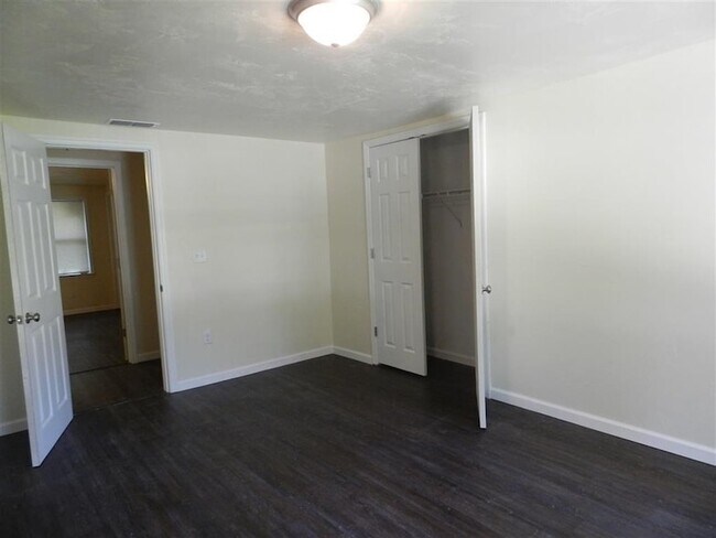 Building Photo - 3015 Thomas Dr