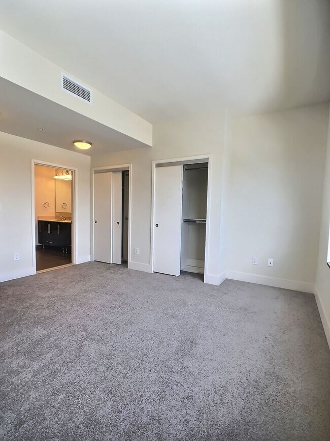 Building Photo - Gorgeous 2 Bedroom/2 Bathroom Condo for Rent at The 88 on the 17th Floor