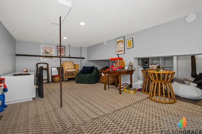Building Photo - 2100 N Lincoln Park W