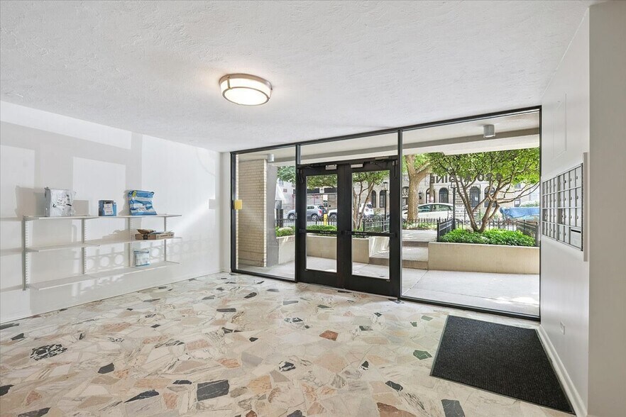 Building Photo - 420 W Aldine Ave