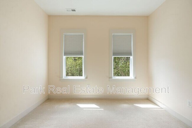 Building Photo - 44 Danbury Ct