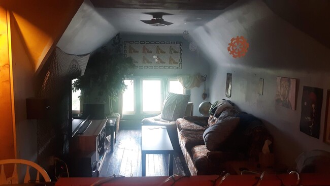 Building Photo - Huge sunny vintage 4bedroom apartment
