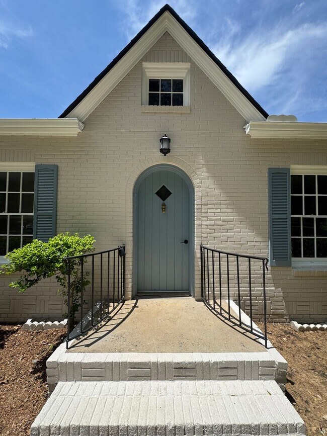 Building Photo - Renovated 3/2.5 House with bonus room in South Rome- $1,795