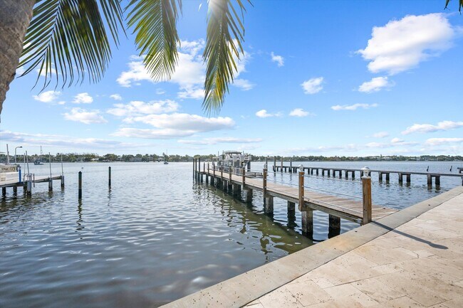 Building Photo - 614 S Lake Dr