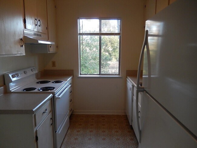 Building Photo - 1802 Salmon Dr