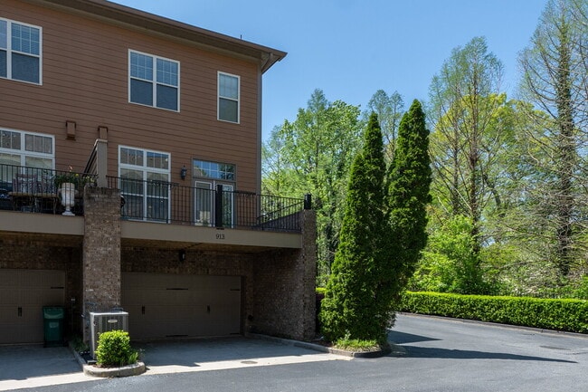 Building Photo - 913 Telfair Close