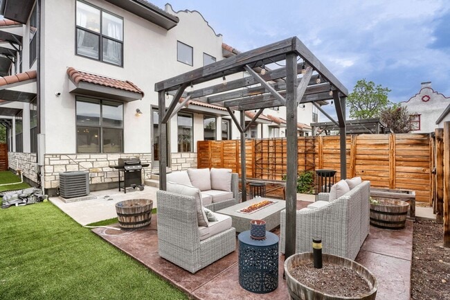 Building Photo - Bright & Inviting Home | Access to All