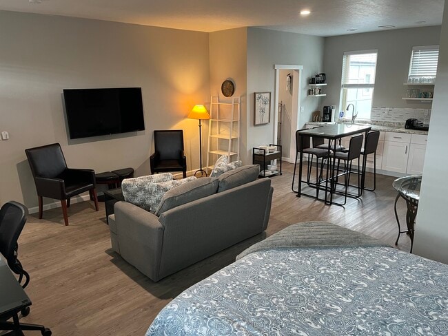 Building Photo - 241 E 36th St