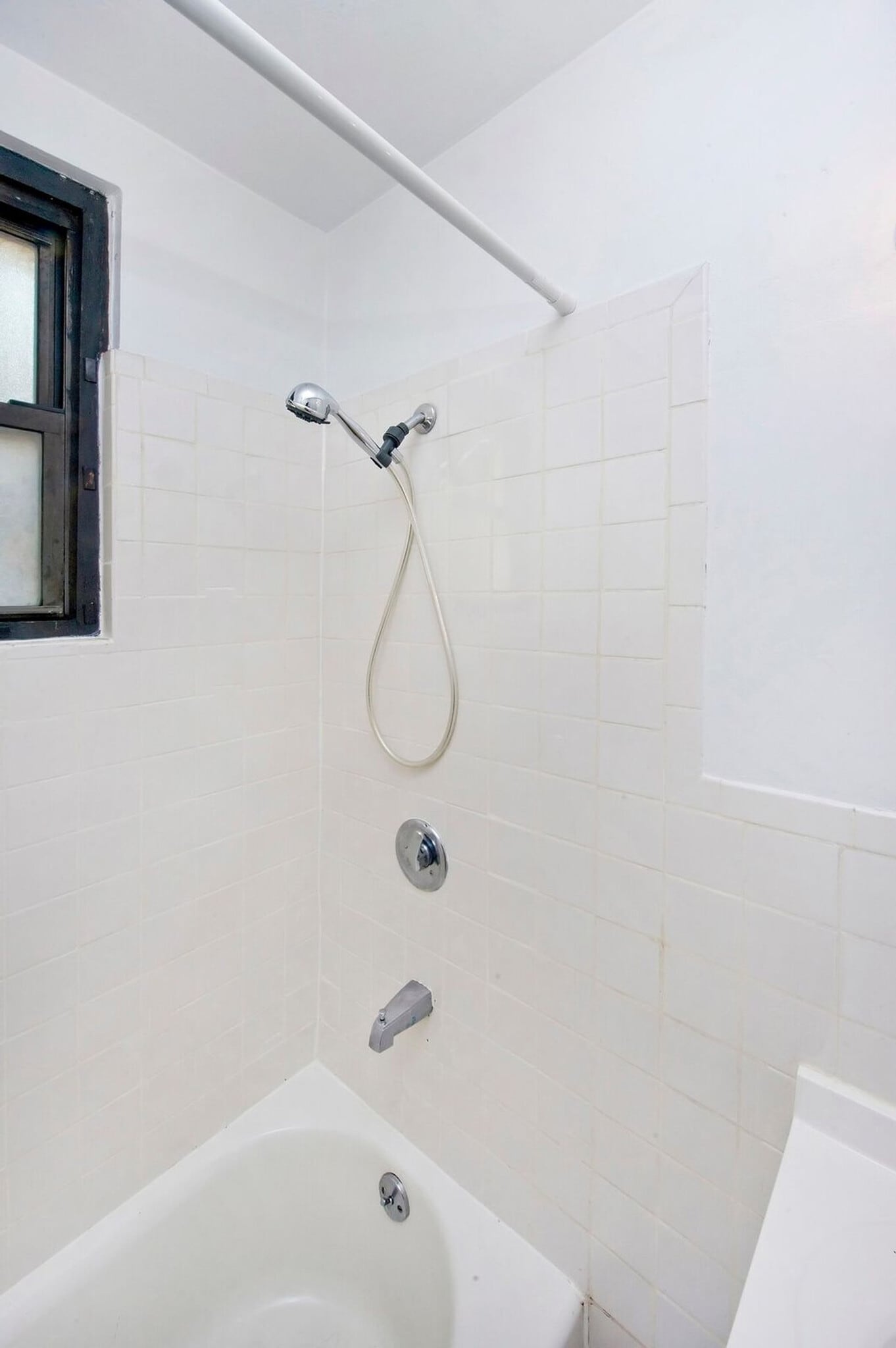 Building Photo - 335 E 94th St