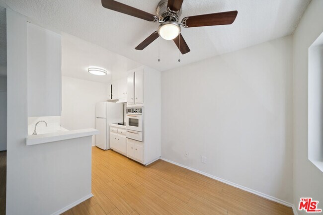 Primary Photo - 7032 Lanewood Ave