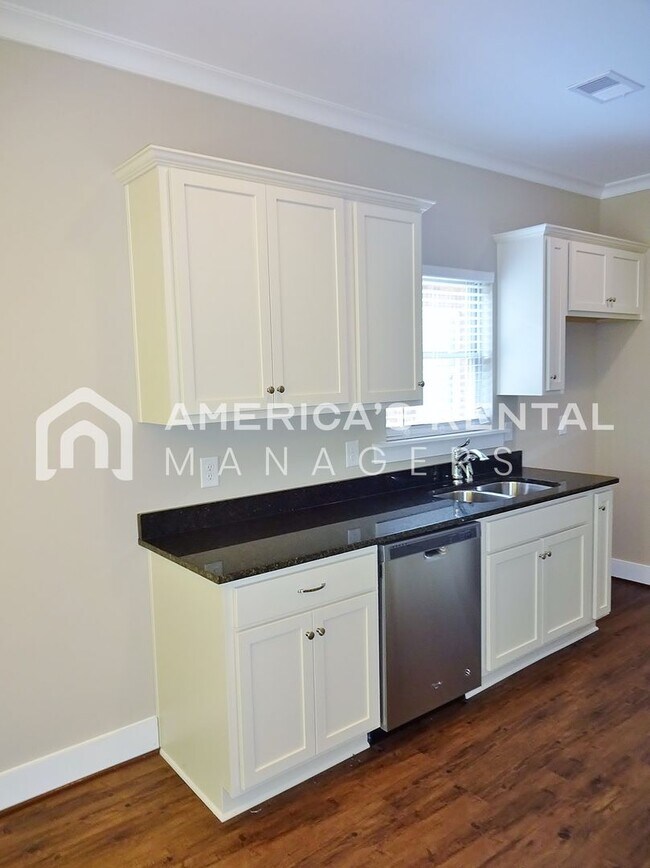 Building Photo - Gorgeous 2 -Story Home for Rent in Lake Cy...