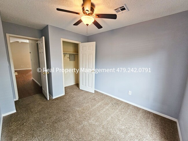 Building Photo - 3 Bedroom Close to Mercy Hospital - Availa...
