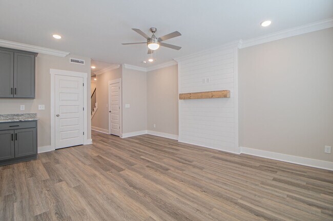 Building Photo - 166 Sango Dr