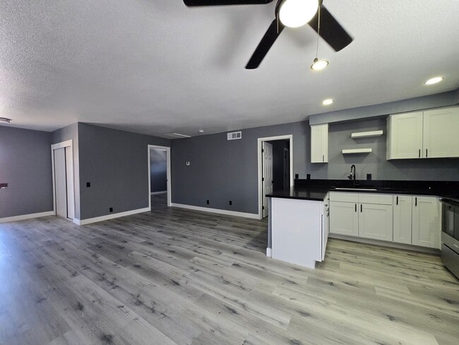 Building Photo - Upstairs Apartment